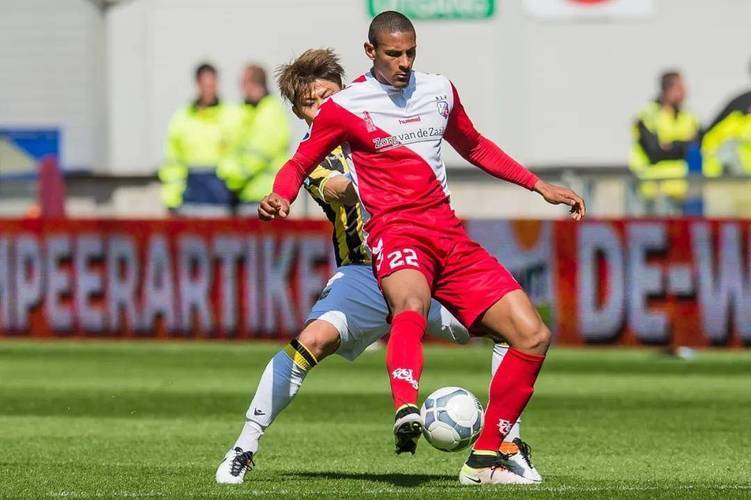 库里被誉为最佳神射手，15+4后卫加盟勇士，格林反击抨击者